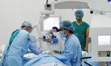 Yếu tố nào làm tăng nguy cơ tai biến trong phẫu thuật thay khớp?