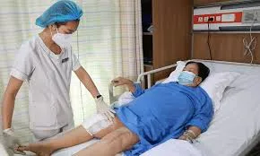 Bệnh nhân lớn tuổi có thay khớp được không? Giải đáp từ chuyên gia