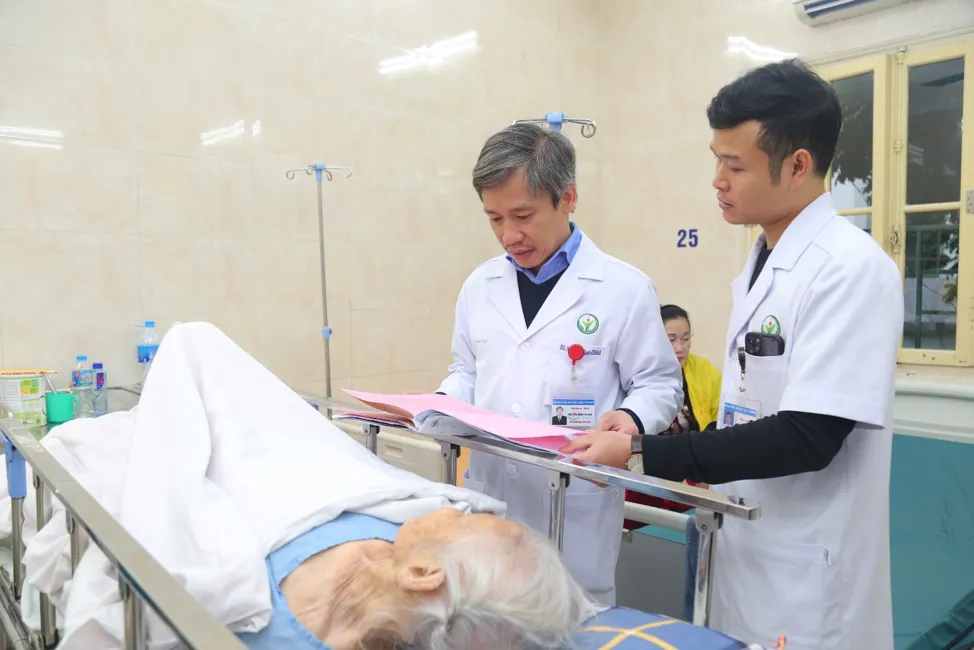 Tuổi tác không phải là "rào cản" tuyệt đối cho phẫu thuật thay khớp