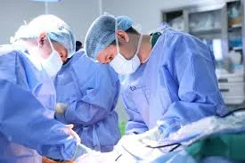 Các yếu tố quan trọng cần cân nhắc khi phẫu thuật thay khớp ở người trẻ