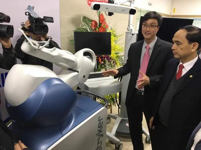 Ưu điểm vượt trội của phẫu thuật thay khớp gối robot hỗ trợ